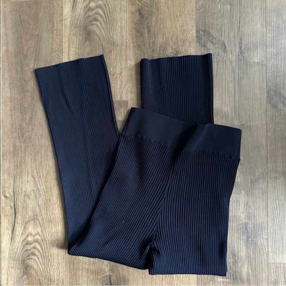 NWOT Frame Ribbed Knit Crop Kick Sweater Pant - Navy - Size Large - Picture 5 of 10